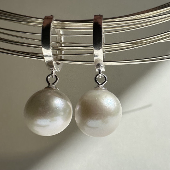 Earrings with natural pearls